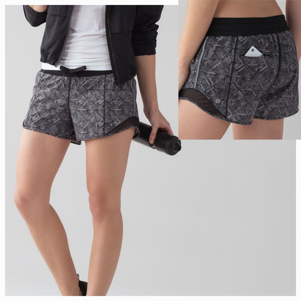 Lululemon Hotty Hot Short Long 4" Formation Alpine White/Black Size 8